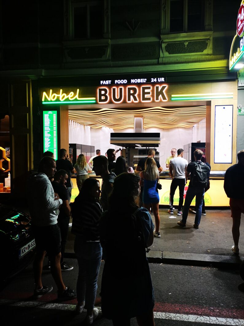 Burek, kulinářská specialita, kterou musíte v Lublani ochutnat za 3 eura